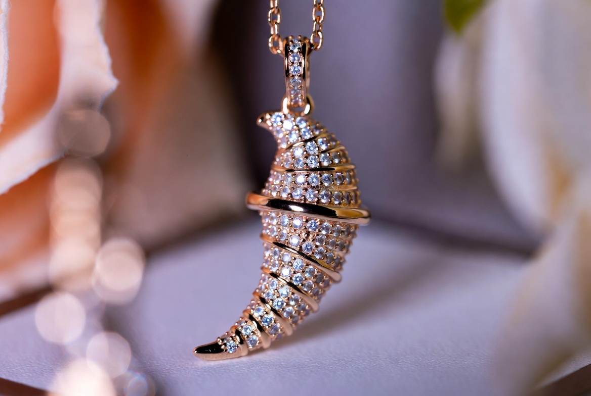 bijou ou un objet décoré de la corne d’abondance